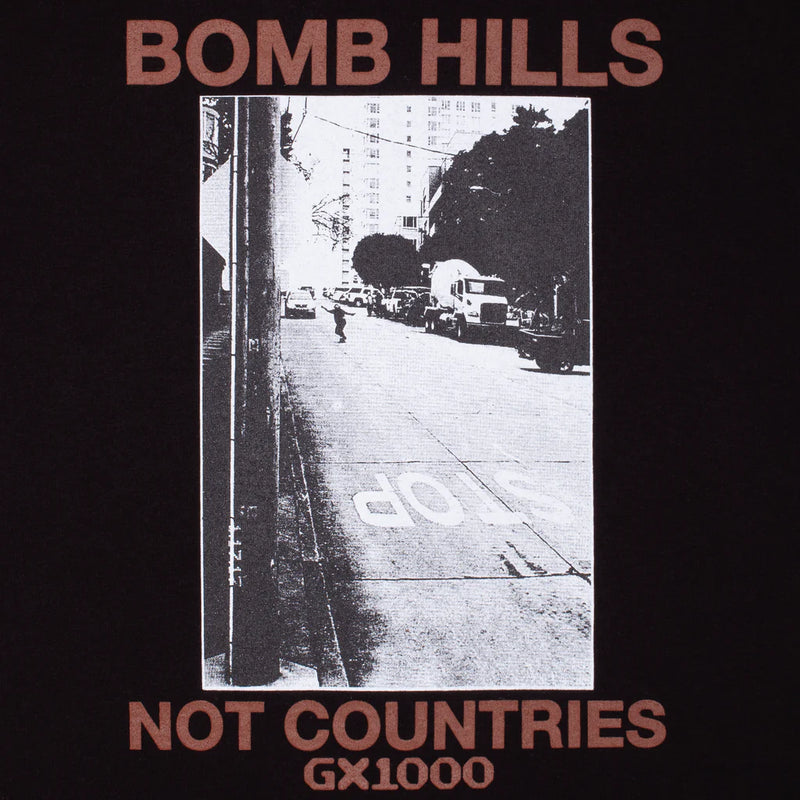 Koop de GX1000 Bomb Hills Not Countries Black Brown Font veilig en snel bij Revert 95 online of kom hem checken in de winkel in Haarlem.
