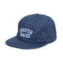 Quartersnacks Arch Cap, klassieke 6-panel cotton twill cap met direct geborduurd arch logo witte contraststitching en verstelbare buckle sluiting, verkrijgbaar bij Revert 95 Haarlem