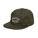Quartersnacks Arch Cap, klassieke 6-panel cotton twill cap met direct geborduurd arch logo witte contraststitching en verstelbare buckle sluiting, verkrijgbaar bij Revert 95 Haarlem