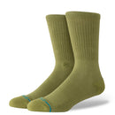 Stance Icon Crew Sock in Olive met combed cotton blend constructie en crew hoogte, verkrijgbaar bij Revert 95 Haarlem