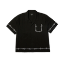 HUF Pinstripe Embroidered Resort Shirt in Black, 100% cotton 150G camp collar short sleeve resort shirt met pinstripe embroidery op linker borstzak zoom en beide mouwen button-down front branded buttons side vent slits en relaxed fit, verkrijgbaar bij Revert 95 Haarlem