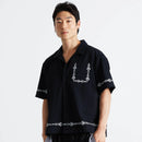 HUF Pinstripe Embroidered Resort Shirt in Black, 100% cotton 150G camp collar short sleeve resort shirt met pinstripe embroidery op linker borstzak zoom en beide mouwen button-down front branded buttons side vent slits en relaxed fit, verkrijgbaar bij Revert 95 Haarlem