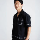 HUF Pinstripe Embroidered Resort Shirt in Black, 100% cotton 150G camp collar short sleeve resort shirt met pinstripe embroidery op linker borstzak zoom en beide mouwen button-down front branded buttons side vent slits en relaxed fit, verkrijgbaar bij Revert 95 Haarlem
