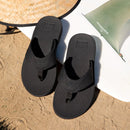 Reef Fanning heren slipper in All Black met synthetische nubuck upper, EVA voetbed met hiel airbag en ingebouwde flesopener in de rubberen zool, verkrijgbaar bij Revert 95 Haarlem