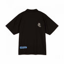 Santa Cruz Stamped Short Sleeve Shirt in Black, 100% cotton poplin camp collar button-up shirt met Stamped Dot graphic op linker borstzak mini Screaming Hand graphic op de voorkant contrast stitching en branded buttons, verkrijgbaar bij Revert 95 Haarlem
