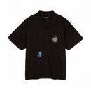 Santa Cruz Stamped Short Sleeve Shirt in Black, 100% cotton poplin camp collar button-up shirt met Stamped Dot graphic op linker borstzak mini Screaming Hand graphic op de voorkant contrast stitching en branded buttons, verkrijgbaar bij Revert 95 Haarlem