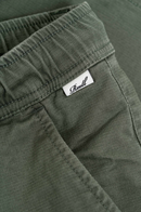 Reell Reflex Easy Short in Khaki Textured, relaxed fit short met subtiele textuurstructuur en elastische tailleband, verkrijgbaar bij Revert 95 Haarlem