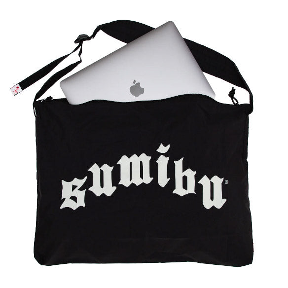 Bestel de Sumibu Black Ol' Sumibu Satchel Bag snel, gemakkelijk en veilig bij Revert 95. Kom gezellig langs onze winkel in Haarlem of check onze website voor de hele Sumibu collectie.