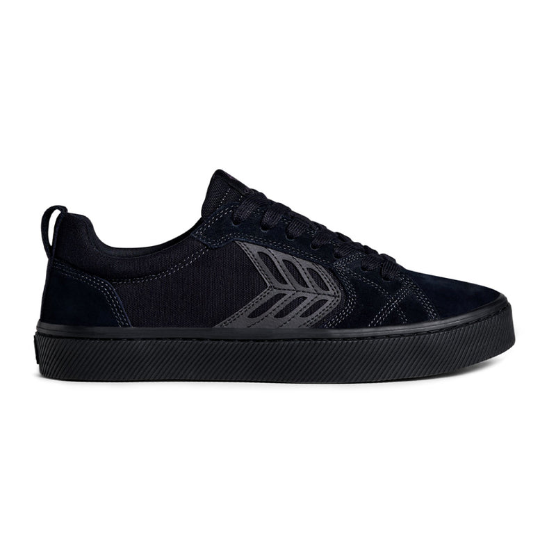 Bestel de CATIBA PRO ALL BLACK SUEDE AND CANVAS ASH GREY LOGO SNEAKER online bij Revert 95. Check de webshop voor de collectie Cariuma producten. Snelle wereldwijde levering.