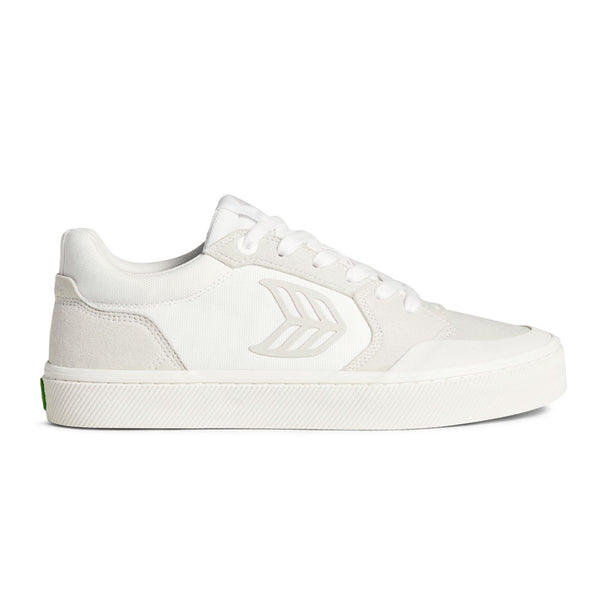 Bestel de Cariuma VALLELY VINTAGE WHITE SUEDE OFF-WHITE CORDURA VINTAGE WHITE LOGO SNEAKER veilig, gemakkelijk en snel bij Revert 95. Check onze website voor de gehele Cariuma collectie, of kom gezellig langs bij onze winkel in Haarlem.