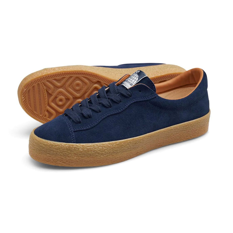 De Last Resort AB VM002 Suede Navy Gum heeft een suede upper met canvas lining. Daarnaast heeft de schoen een PU Collar en een rubberen zool met foxing. Suede upper Canvas Lining PU Collar Cloudy Cush insole Rubber zool & Foxing Katoenen veters Made in Vietnam