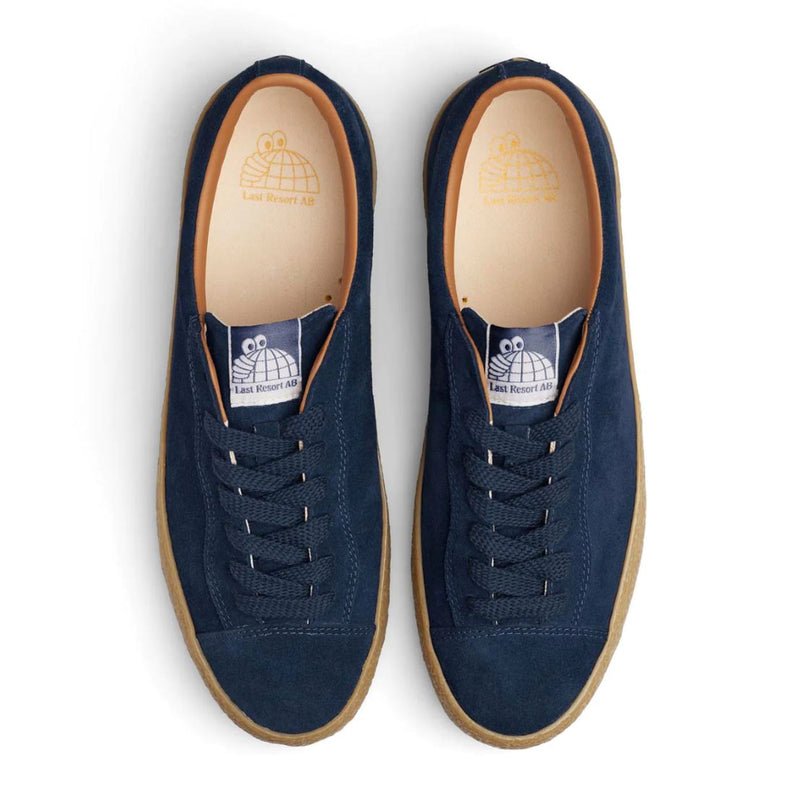 De Last Resort AB VM002 Suede Navy Gum heeft een suede upper met canvas lining. Daarnaast heeft de schoen een PU Collar en een rubberen zool met foxing. Suede upper Canvas Lining PU Collar Cloudy Cush insole Rubber zool & Foxing Katoenen veters Made in Vietnam