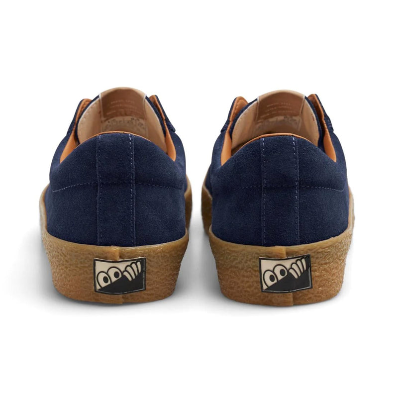 De Last Resort AB VM002 Suede Navy Gum heeft een suede upper met canvas lining. Daarnaast heeft de schoen een PU Collar en een rubberen zool met foxing. Suede upper Canvas Lining PU Collar Cloudy Cush insole Rubber zool & Foxing Katoenen veters Made in Vietnam