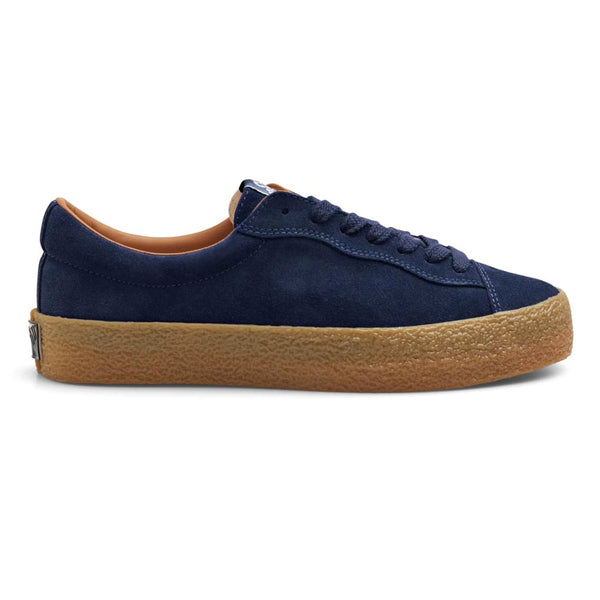 De Last Resort AB VM002 Suede Navy Gum heeft een suede upper met canvas lining. Daarnaast heeft de schoen een PU Collar en een rubberen zool met foxing. Suede upper Canvas Lining PU Collar Cloudy Cush insole Rubber zool & Foxing Katoenen veters Made in Vietnam