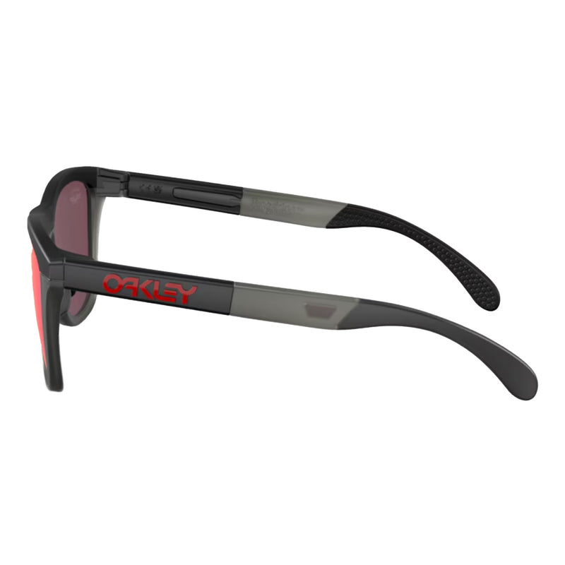 Bestel de Oakley Frogskins Frogskins Range Maverick Vinales Signature Series Prizm Road Matte Black Matte Grey Smoke snel, gemakkelijk en veilig bij Revert 95. Check onze website voor de gehele Oakley collectie of kom gezellig langs bij onze winkel in Haarlem.