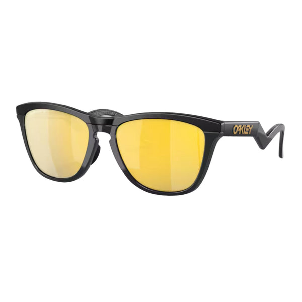 Bestel de Oakley Frogskins Hybrid Prizm 24k Polarized Matte Black snel, gemakkelijk en veilig bij Revert 95. Check onze website voor de gehele Oakley collectie of kom gezellig langs bij onze winkel in Haarlem.