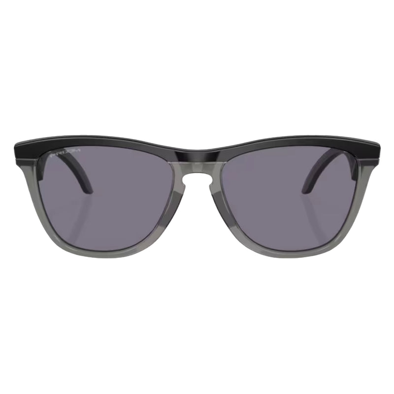 Bestel de Oakley Frogskins Hybrid Prizm Grey Matte Black snel, gemakkelijk en veilig bij Revert 95. Check onze website voor de gehele Oakley collectie of kom gezellig langs bij onze winkel in Haarlem.