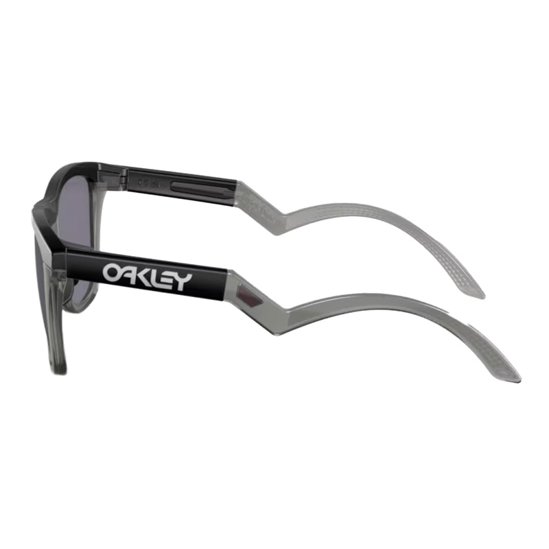 Bestel de Oakley Frogskins Hybrid Prizm Grey Matte Black snel, gemakkelijk en veilig bij Revert 95. Check onze website voor de gehele Oakley collectie of kom gezellig langs bij onze winkel in Haarlem.