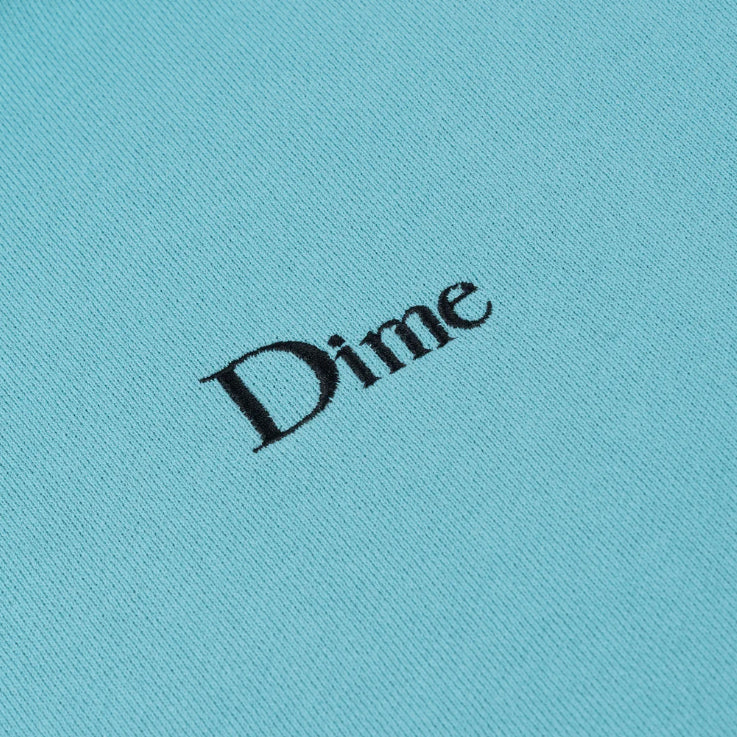 Bestel de Dime Classic Small Logo Hoodie Ocean Blue snel, gemakkelijk en veilig bij Revert 95. Check onze website voor de gehele Dime collectie of kom gezellig langs bij onze winkel in Haarlem.