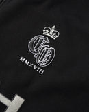 Cash Only Striker Top in Black met contrasterende panelen op mouwen en body, welt zakken en direct embroidery, verkrijgbaar bij Revert 95 Haarlem