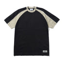 Cash Only Track Panel Tee Black/Cove, heavyweight t-shirt van 100% cotton 6.5oz met raglan constructie en paneeldesign, geweven label bij de zoom, maten S-XXL, verkrijgbaar bij Revert 95 Haarlem