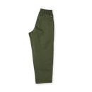 Polar Skate Co Surf Pants Dark Olive – canvas broek van 100% katoen met elastische taille, rechte pijpen en Polar-label in Dark Olive kleur.