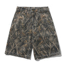 Butter Goods Work Shorts in Forest Camo, 100% cotton canvas baggy fit short met belt loops intern drawstring systeem patch pockets en geweven label in donkergroen militair camouflagepatroon, 63cm outseam op maat 32, verkrijgbaar bij Revert 95 Haarlem
