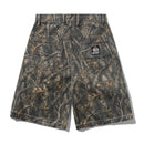 Butter Goods Work Shorts in Forest Camo, 100% cotton canvas baggy fit short met belt loops intern drawstring systeem patch pockets en geweven label in donkergroen militair camouflagepatroon, 63cm outseam op maat 32, verkrijgbaar bij Revert 95 Haarlem