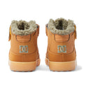 DC Shoes Pure High-Top EV Winterized Boot Kids Wheat, kinderschoen met sherpa voering, hook-and-loop sluiting en Pill Pattern buitenzool, verkrijgbaar bij Revert 95 Haarlem