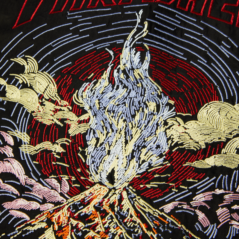 HUF x Thrasher Trucker Jacket – zwart denim jack met grote Thrasher-print op de rug en subtiel HUF-logo, ritssluiting en klassieke trucker-fit