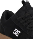 DC Shoes Astrix S in Black/Gum/White met Super Suede upper, TPR rubber kwart logo en cupsool met DC grip patroon, verkrijgbaar bij Revert 95 Haarlem