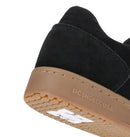DC Shoes Astrix S in Black/Gum/White met Super Suede upper, TPR rubber kwart logo en cupsool met DC grip patroon, verkrijgbaar bij Revert 95 Haarlem