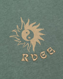 RVCA Stable SS Tee Balsam Green, t-shirt van 100% biologisch katoen met artwork van Pablo Dalas op voor- en achterkant, relaxed model, maten XS-XXL, verkrijgbaar bij Revert 95 Haarlem