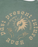RVCA Stable SS Tee Balsam Green, t-shirt van 100% biologisch katoen met artwork van Pablo Dalas op voor- en achterkant, relaxed model, maten XS-XXL, verkrijgbaar bij Revert 95 Haarlem
