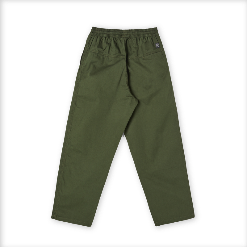 Polar Skate Co Surf Pants Dark Olive – canvas broek van 100% katoen met elastische taille, rechte pijpen en Polar-label in Dark Olive kleur.