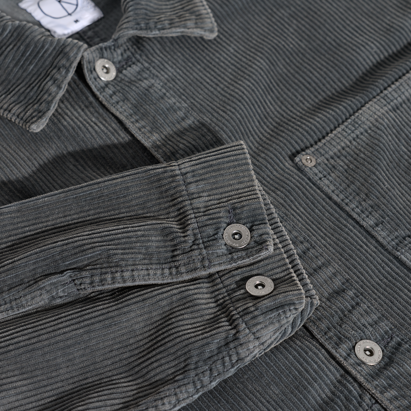 Polar Skate Co Ezra Jacket Blueish Grey Cord – corduroy overshirt met knoopsluiting, drie zakken en geweven Polar-label in Blueish Grey kleur.