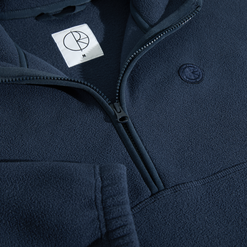 Polar Skate Co Fleece Pullover Navy – half-zip fleece met hoge kraag, twee zakken en geborduurd Polar-logo in navy kleur.