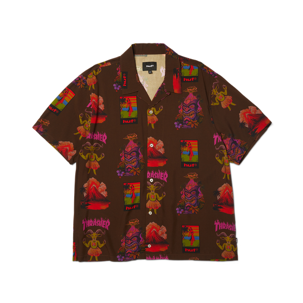 HUF x Thrasher Hawaiian Shirt – bruin overhemd met all-over HUF x Thrasher-print van tiki-maskers, vulkanen en dansers, gemaakt van zachte rayonstof