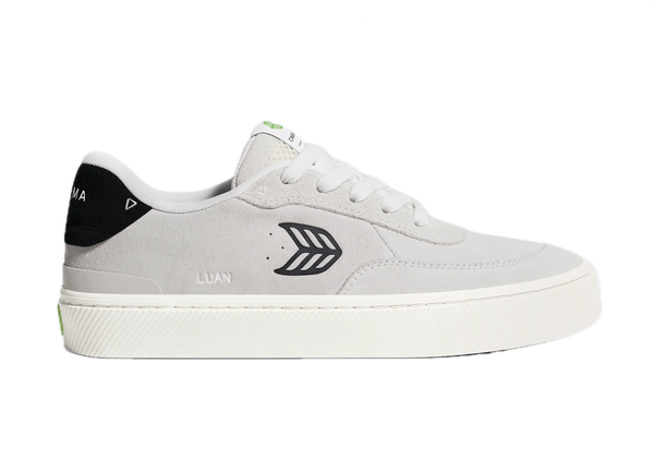 Cariuma Luan Pro Smoke White Suede Black Logo Sneaker – skateschoen van suède met zwart logo en gripzool