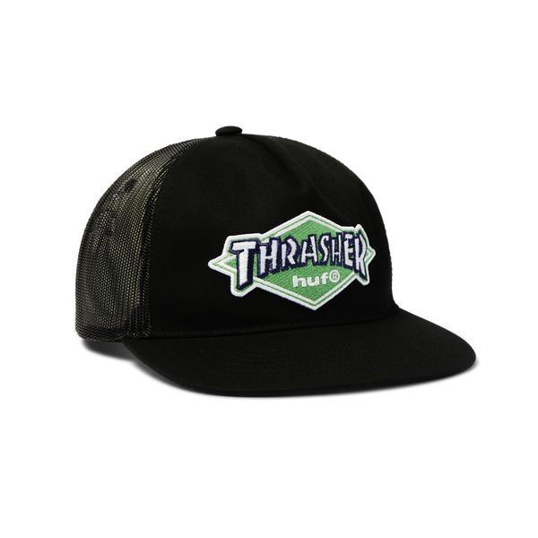 HUF x Thrasher Logo Twill Trucker – zwarte trucker cap met geborduurd groen HUF x Thrasher-logo, mesh achterkant en verstelbare snapback