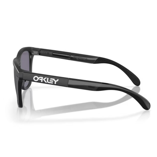 Bestel de Oakley Frogskins Range Matte Black Prizm Black snel, gemakkelijk en veilig bij Revert 95. Check onze website voor de gehele Oakley collectie of kom gezellig langs bij onze winkel in Haarlem.