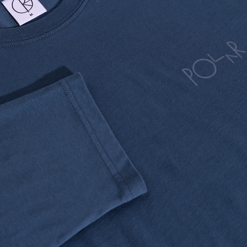 Polar Skate Co Steve LS Tee Stroke Logo Space Blue – longsleeve van 100% katoen met geborduurd Stroke-logo op de borst in Space Blue kleur.