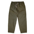 Magenta Skateboards Loose Pants in Khaki, 100% katoen baggy fit broek met tapered legs elastische taille drawstring metalen ritsluiting en Magenta Plant logo op de rechter achterzak gemaakt in Europa, verkrijgbaar bij Revert 95 Haarlem