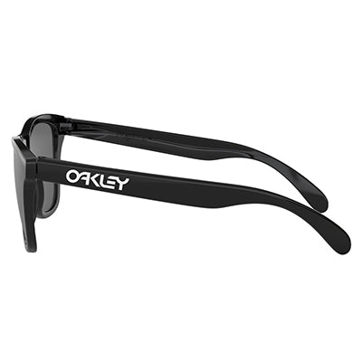 Oakley Frogksins Polished Black Grey gepolariseerd zonnebril zijkant Revert95.com
