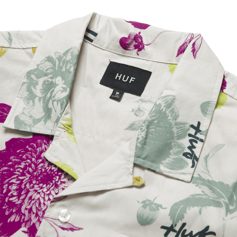 HUF BLOOM RESORT TOP kraag close-up