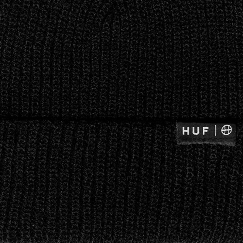 HUF ESSENTIALS USUAL BEANIE black voorkant muts HUF logo close-up Revert95.com