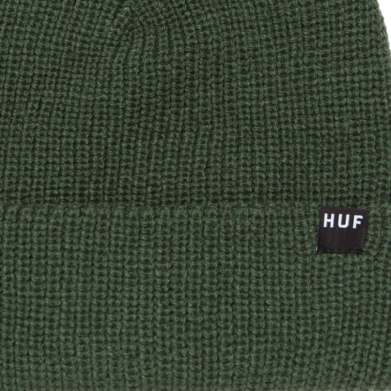 HUF ESSENTIALS USUAL BEANIE Dark Green voorkant muts HUF logo close-up Revert95.com