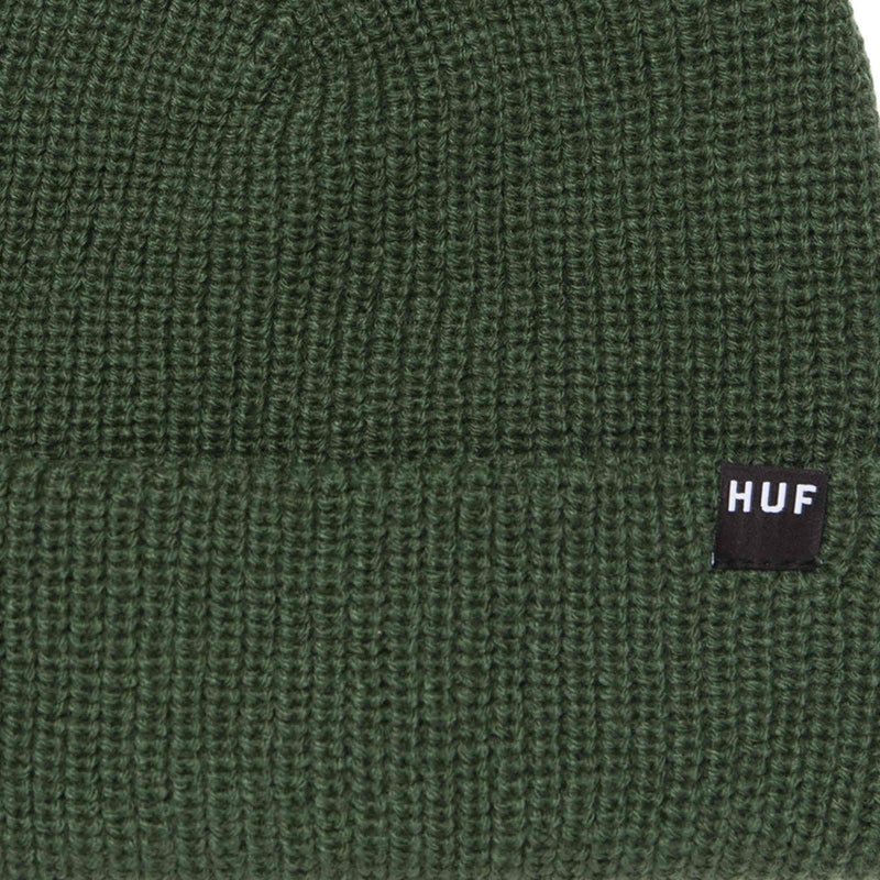 HUF ESSENTIALS USUAL BEANIE Dark Green voorkant muts HUF logo close-up Revert95.com