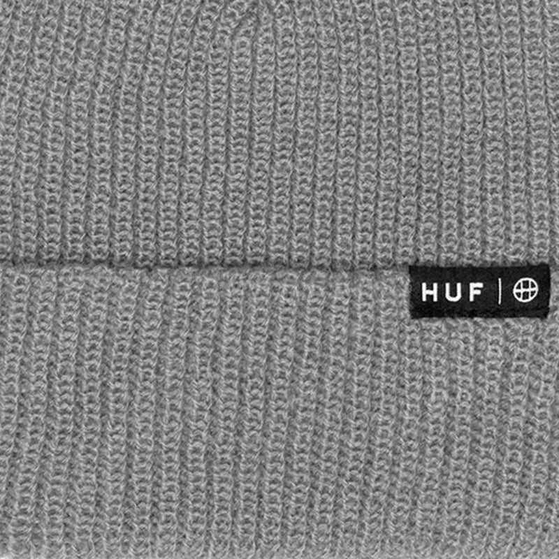 HUF ESSENTIALS USUAL BEANIE Grey Heather voorkant muts HUF logo close-up Revert95.com