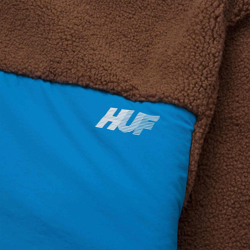 HUF FORT POINT SHERPA JACKET voorkant HUF logo close-up Dust brown jas Revert95.com
